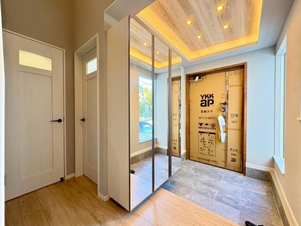 逗子市沼間６丁目の中古一戸建の玄関|明るく広々とした玄関は、開放感があり温かみを感じさせてくれます。シューズインクローゼット付きで収納力もＵＰ！