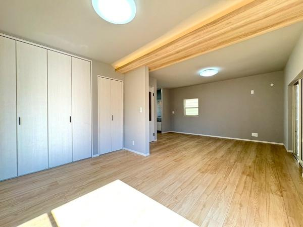 逗子市沼間６丁目の中古一戸建の居間・リビング|形の綺麗なリビングダイニングはお好きな家具を配置しても、余裕がありそうです。インテリアも想像しながらご見学されると、より一層楽しくなります。