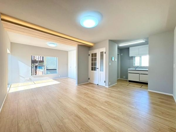 逗子市沼間６丁目の中古一戸建の居間・リビング|リビングで子供が走ってる姿を見ながら、大きなソファやダイニングテーブルでゆったり食事をしたりくつろぎたい。そんな夢が叶えられる空間です！