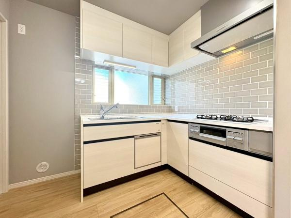 逗子市沼間６丁目の中古一戸建のキッチン|毎日使うキッチンだからこそ、食事の準備を楽しい時間に、忙しい時でもスムーズに無駄なく作業できる、お手入れも簡単にできるなど、毎日を楽しくするキッチンスペースに仕上げました。
