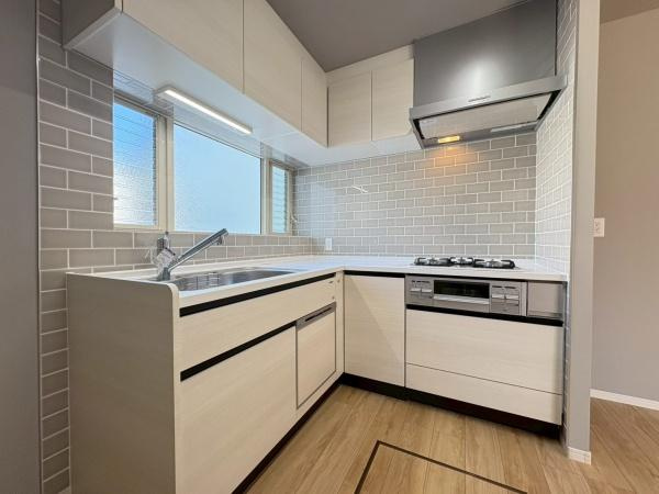 逗子市沼間６丁目の中古一戸建のキッチン|お部屋の色に合わせた落ち付きのあるお色のシステムキッチン・