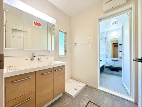 逗子市沼間６丁目の中古一戸建の独立洗面台|洗面室は、広さがあり、使いやすそうですね。