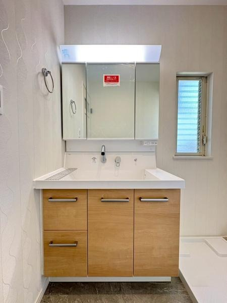 逗子市沼間６丁目の中古一戸建の独立洗面台|広いサイズの洗面化粧台、朝の忙しいときもご夫婦で、お子さんと一緒に準備できますね。三面ミラー。