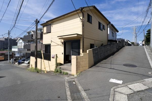 横浜市保土ケ谷区仏向西の中古一戸建の前面道路含む現地写真