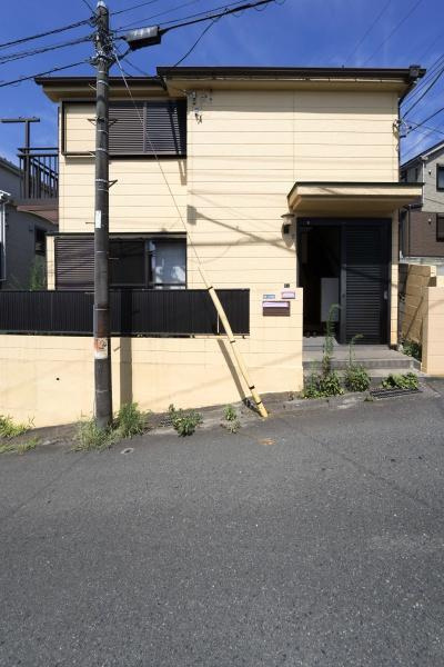 横浜市保土ケ谷区仏向西の中古一戸建の前面道路含む現地写真