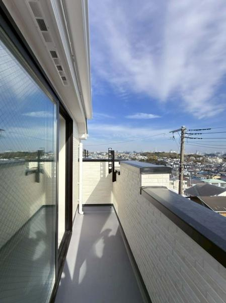 横浜市南区中里４丁目の新築一戸建のバルコニー