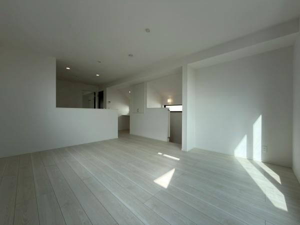 横浜市南区中里４丁目の新築一戸建の居間・リビング