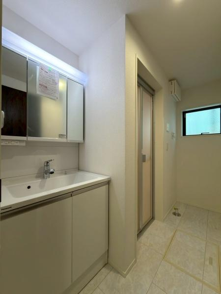 横浜市南区中里４丁目の新築一戸建の独立洗面台