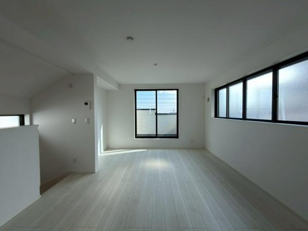 横浜市南区中里４丁目の新築一戸建の居間・リビング