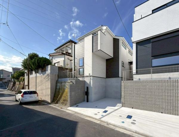 横浜市南区中里４丁目の新築一戸建の前面道路含む現地写真