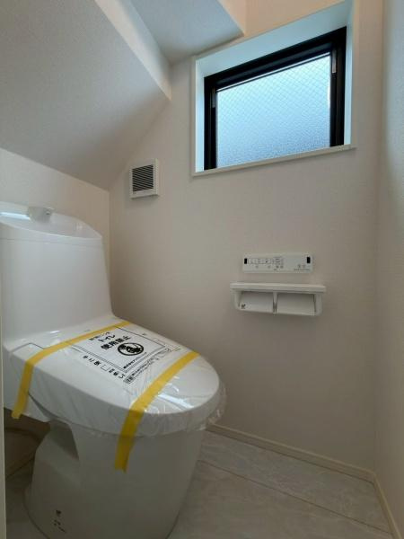 横浜市南区中里４丁目の新築一戸建のトイレ