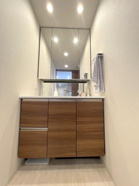 クレストプライムレジデンスアベニュー参番街の独立洗面台|ご家族の1日が始まり、1日が終わりを締めくくる洗面空間。快適に過ごせることはもちろん、気品や優雅さを兼ね備えたパウダールームです。