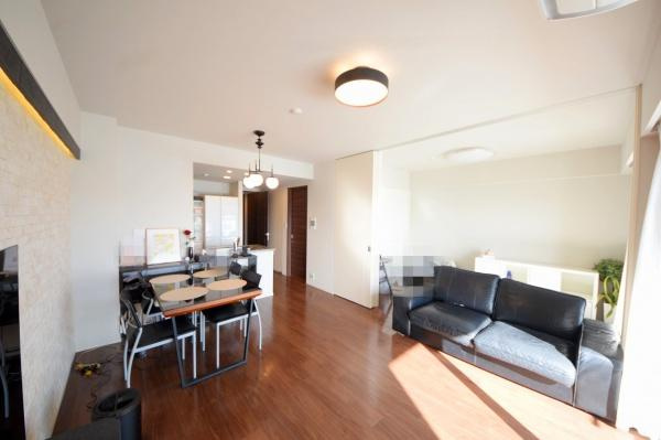 クレストプライムレジデンスアベニュー参番街の居間・リビング|子供の笑い声やママとパパの楽しい会話、料理をする音や、テレビの音など当たり前の生活が送ることができる幸せ。そんな幸せをこの家で作り上げてみてはいかがですか。