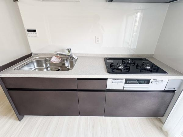 ニックハイム東寺尾のキッチン|３口コンロ・お掃除のしやすい換気扇・お料理も楽しくなりますね