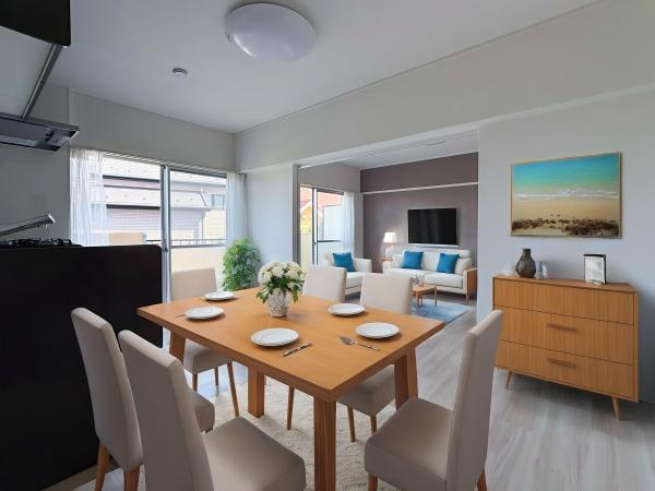 ニックハイム東寺尾の居間・リビング|忙しい朝でも、しっかり家族が揃って食事を出来る、ゆとりある大きさのダイニングスペース。ママが作る手料理をテーブルで囲む素敵な時間を存分に愉しんでください。※家具はCGです。