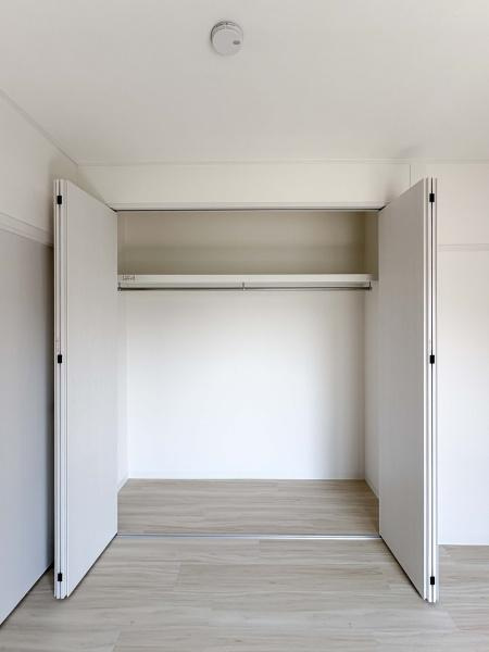 ニックハイム東寺尾の収納|しっかりとした大きさのクローゼットを完備し、収納スペースも十分です！日ごろの整理整頓に収納はかかせません　各居室にはクローゼットが備え付けられており、居室の広さを有効に使えます。