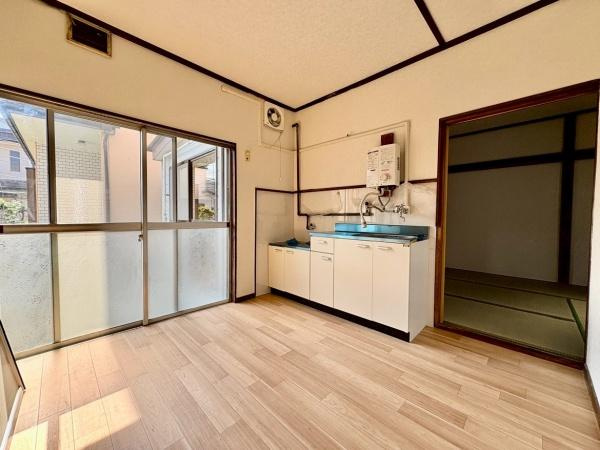 横須賀市鴨居２丁目の中古一戸建の居間・リビング|忙しい朝でも、しっかり家族が揃って食事を出来る、ゆとりある大きさのダイニングスペース。ママが作る手料理をテーブルで囲む素敵な時間を存分に愉しんでください。