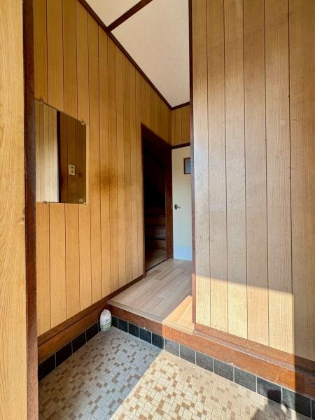 横須賀市鴨居２丁目の中古一戸建の玄関|落ち着いた色合いにまとまった玄関ですね。