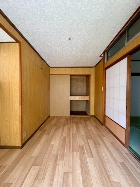 横須賀市鴨居２丁目の中古一戸建の洋室| 「自然の光と木目が迎える、心地よい暮らし」寝室におすすめ