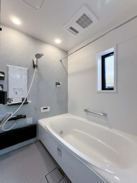 横浜市鶴見区北寺尾３丁目の新築一戸建の浴室|いつでも暖かいお風呂に入れるのが嬉しい追焚き機能付き。お仕事でご帰宅の遅くなったお父さんも暖かい湯船に入浴できます。もちろん広さも1坪タイプあるのでお子様ともゆったりと入れます。