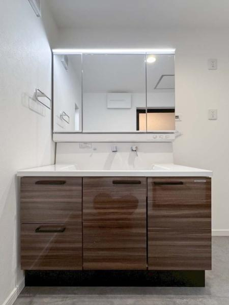 横浜市鶴見区北寺尾３丁目の新築一戸建の独立洗面台|ご家族の1日が始まり、1日が終わりを締めくくる洗面空間。快適に過ごせることはもちろん、気品や優雅さを兼ね備えたパウダールームです。