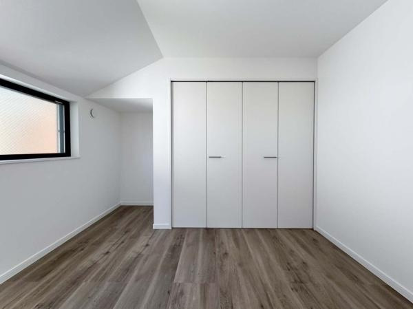 横浜市鶴見区北寺尾３丁目の新築一戸建の子供部屋|勉強机、ベットを置いても、広い空間の洋室！！
お子様の学習しやすい環境が整えられそうですね。