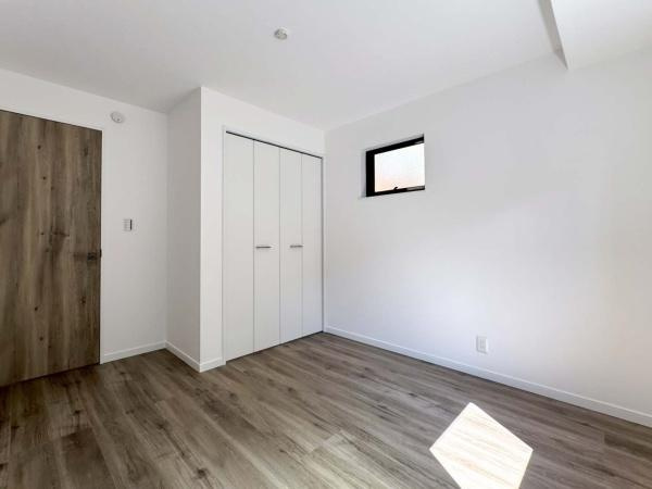 横浜市鶴見区北寺尾３丁目の新築一戸建の子供部屋|お子様の成長にも欠かせない日差しがたっぷり入るお部屋です。おもちゃ・学校の道具もすっきりと片付けられるクローゼット付で、成長と共にどんどん荷物が増えても安心！