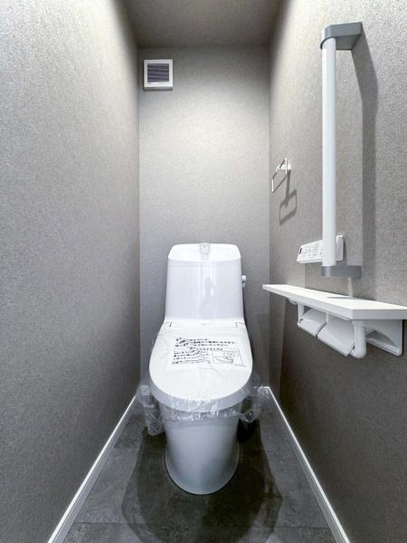 横浜市鶴見区北寺尾３丁目の新築一戸建のトイレ|いつも綺麗に清潔に！ウォッシュレット付きトイレです。もちろん窓も付いてるので空気の入れ替えも楽にできます。