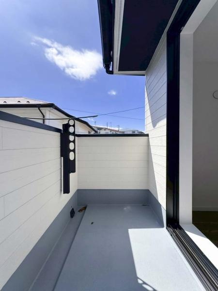 横浜市鶴見区北寺尾３丁目の新築一戸建のバルコニー|プライベート性が確保されたバルコニー。ワイドな空間にたっぷりの陽光が降り注ぎます。