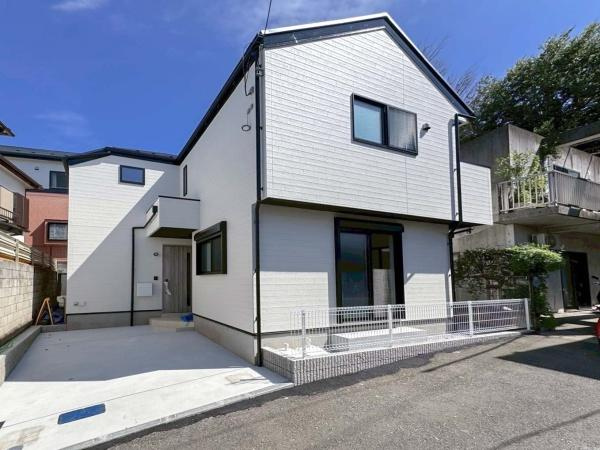 横浜市鶴見区北寺尾３丁目の新築一戸建の外観|使いやすさもデザインも重視した理想の暮らしをかなえるお家。美しい外観やくつろぎの室内空間にふさわしい「素材」「形」「色彩」を考え、上質感に満ちたお家です。
