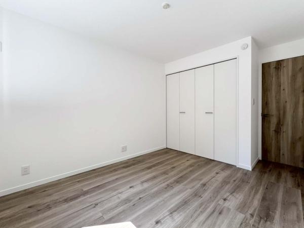 横浜市鶴見区北寺尾３丁目の新築一戸建の洋室|高い断熱性で結露防止と省エネに有効なペアガラスを採用しています。全居室に採用していますので、快適な暮らしを始めて下さい。