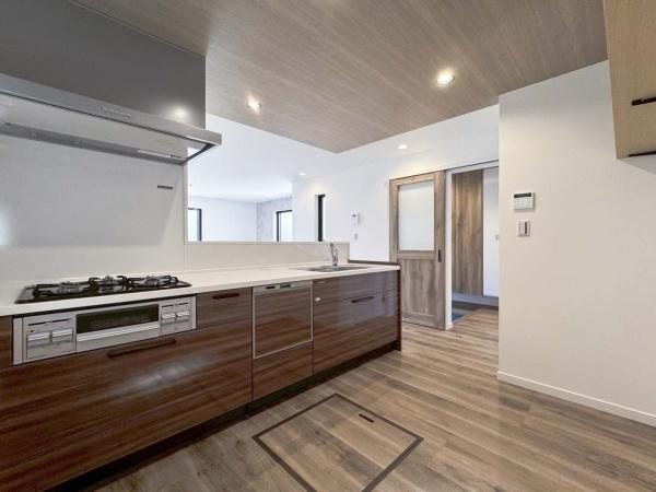 横浜市鶴見区北寺尾３丁目の新築一戸建のキッチン|対面キッチンなら、料理や後片づけをしながらリビングにいる家族と会話したり、気配を感じることができます。特にお子様が小さいうちは、目が離せないので便利ですね
