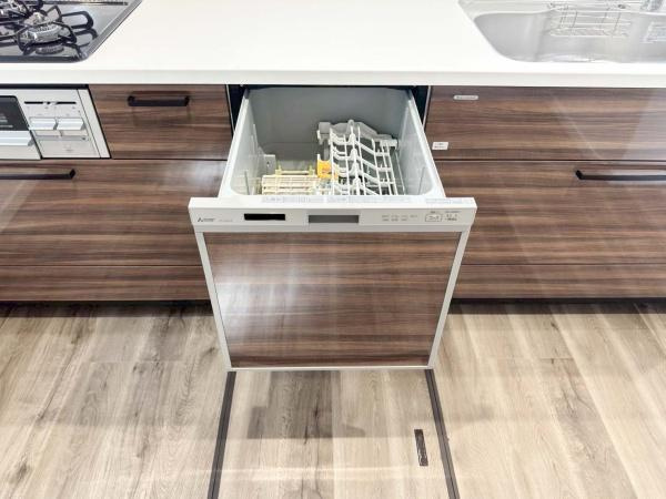 横浜市鶴見区北寺尾３丁目の新築一戸建のキッチン|＜食洗機＞手洗いよりも時間の節約が出来るので子育てや家事で忙しい方の味方です。また高速洗浄と乾燥で殺菌効果が望め衛生的。手洗いよりも節水効果もありうれしいポイント詰まっています！