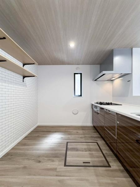 横浜市鶴見区北寺尾３丁目の新築一戸建のキッチン|ご家族みんなで調理ができる位のスペースを実現したキッチン空間となっております。みんなで作った料理を召し上がりながらの会話は至福のひとときになるはずです。
