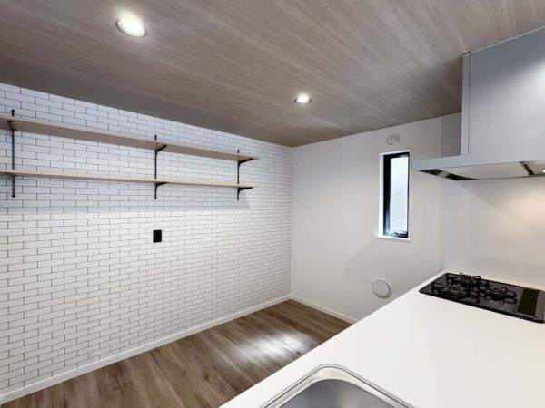 横浜市鶴見区北寺尾３丁目の新築一戸建のキッチン|よく使う物はシンクの下に、保存容器やお鍋などの季節の食器は背面棚に。使い分けができる収納スペースがたっぷりのキッチンです。