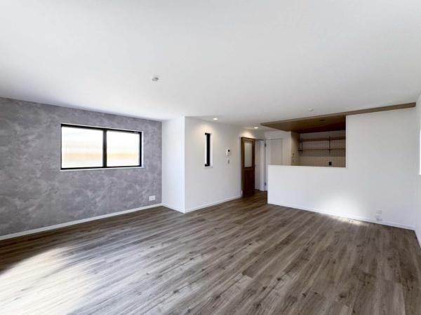 横浜市鶴見区北寺尾３丁目の新築一戸建の居間・リビング|リビングで子供が走ってる姿を見ながら、大きなソファやダイニングテーブルでゆったり食事をしたりくつろぎたい。そんな夢が叶えられる空間です！