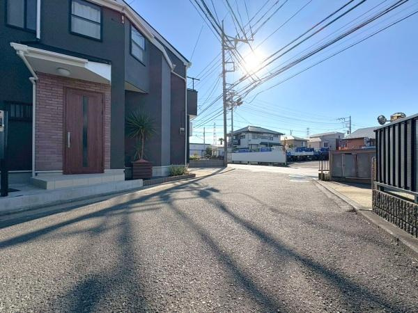 横浜市都筑区川和町の中古一戸建の前面道路含む現地写真