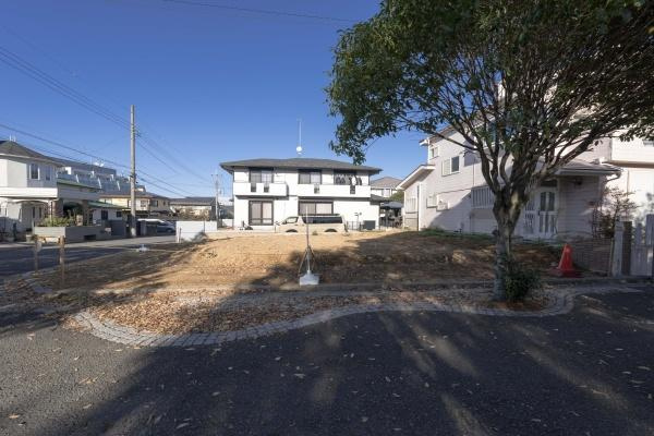 横浜市都筑区早渕１丁目の売地の前面道路含む現地写真