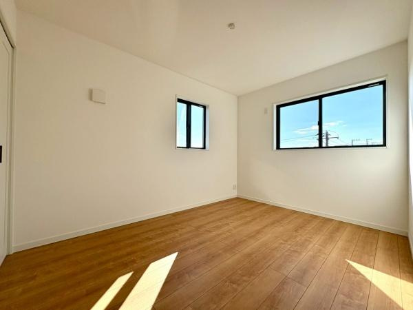 横須賀市鴨居３丁目の新築一戸建の子供部屋|全居室にはクローゼットを完備！普段使いのお洋服や小物はもちろん、季節物のお洋服などもしっかりと整理整頓おしまい頂けます。居室空間をより広く隅々までお使いいただけますね。
