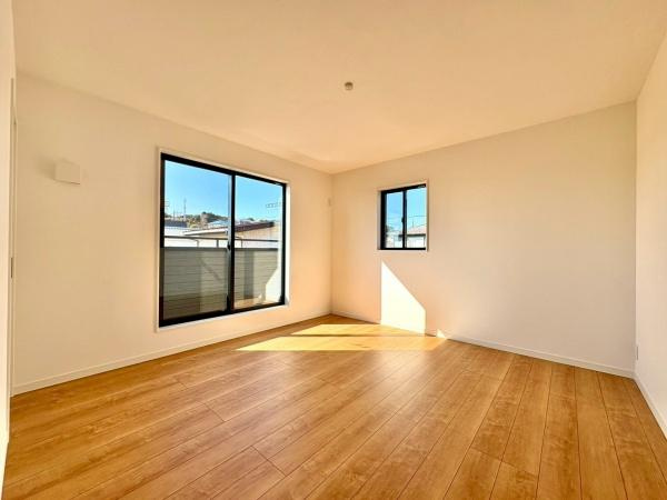 横須賀市鴨居３丁目の新築一戸建の洋室|一人ひとりの大切なプライベート空間。趣味・感性で個性的に飾って頂けるようシンプルに仕上げてあります。ゆとりある広さで、一人の時間をゆったりと過ごせる安らぐお部屋になるはずです。
