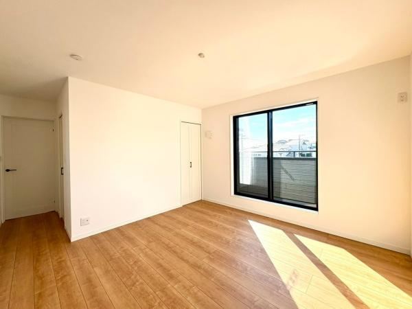 横須賀市鴨居３丁目の新築一戸建の洋室|洋室9帖！豊富な収納スペースがあり窓もあり日当たり＋通風良好です。バルコニーに面していている洋室です。