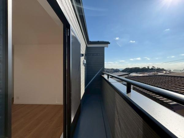 横須賀市鴨居３丁目の新築一戸建のバルコニー|陽当たり良好のバルコニー・お布団も・お洗濯物も沢山干せます！
