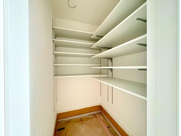 横須賀市鴨居３丁目の新築一戸建の収納|玄関の収納です。大容量です。