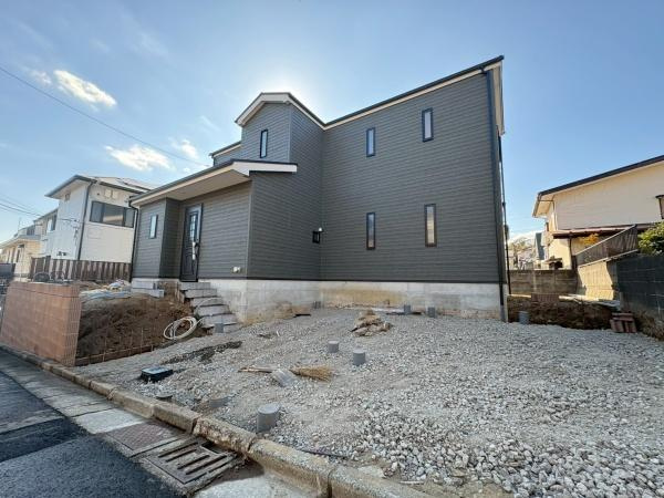 横須賀市鴨居３丁目の新築一戸建の外観|使いやすさもデザインも重視した理想の暮らしをかなえるお家。美しい外観やくつろぎの室内空間にふさわしい「素材」「形」「色彩」を考え、上質感に満ちたお家です。

