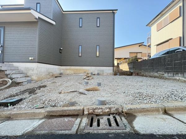 横須賀市鴨居３丁目の新築一戸建の駐車場|カースペース２台可能(車種による)お車の他に自転車等の駐輪も可能です。