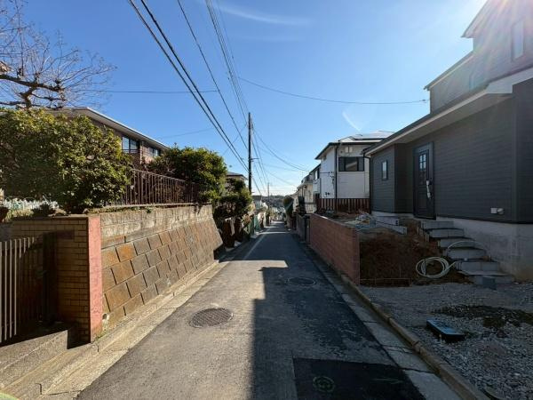 横須賀市鴨居３丁目の新築一戸建の前面道路含む現地写真|広々した前面道路で車の出し入れがしやすいです。