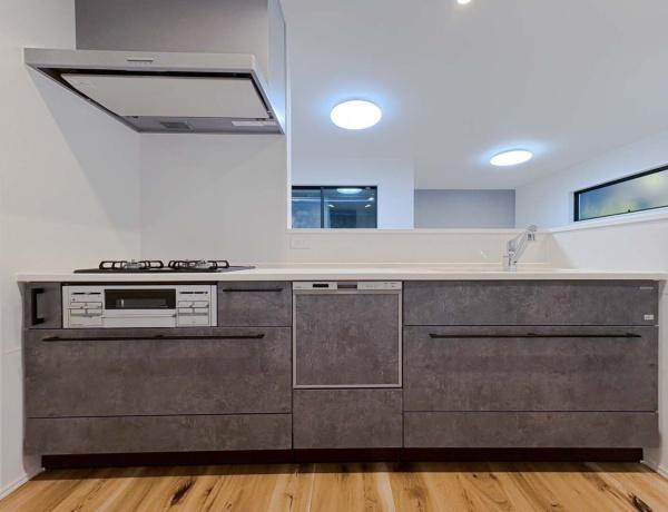 横浜市港北区日吉本町５丁目の中古一戸建のバルコニー|プライベート性が確保されたテラス。ワイドな空間にたっぷりの陽光が降り注ぎます。