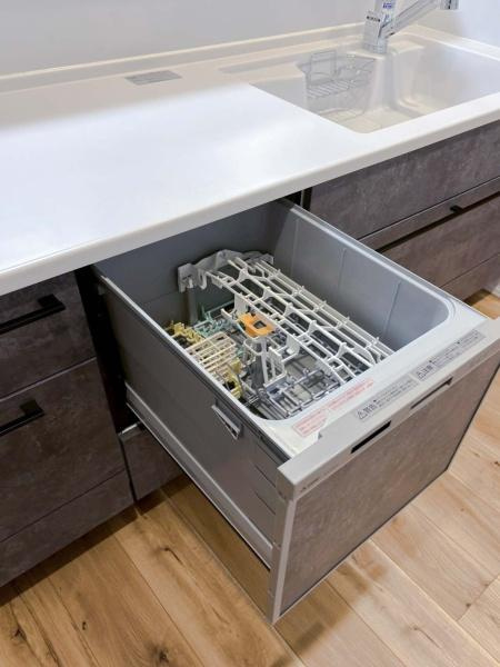 横浜市港北区日吉本町５丁目の中古一戸建のキッチン|家族との会話が楽しく、お子様の様子も確認できる安心感のある素敵なカウンターキッチン！食洗器・浄水機能も付いています。