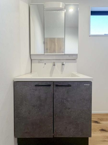 横浜市港北区日吉本町５丁目の中古一戸建の独立洗面台|ハンドシャワー付き機能的な三面鏡洗面化粧台！ストレスフリーの広さがある洗面所も魅力的！