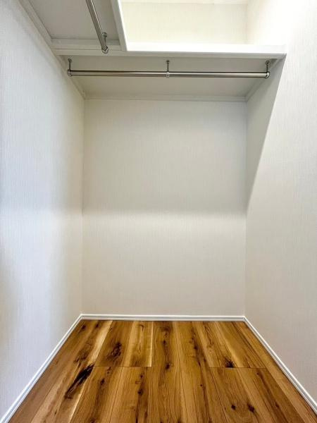 横浜市港北区日吉本町５丁目の中古一戸建の独立洗面台|ハンドシャワー付き機能的な三面鏡洗面化粧台！ストレスフリーの広さがある洗面所も魅力的！